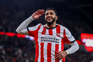 Ismael Saibari juicht na zijn goal