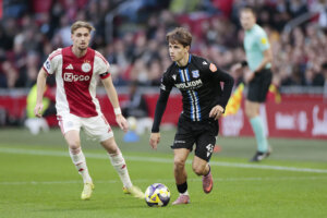 Oliver Braude aan de bal, Kenneth Taylor kijkt toe