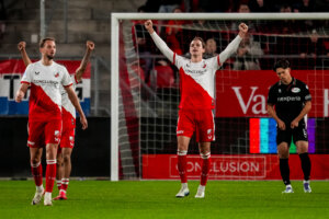 David Min en Matisse Didden vieren de zege van FC Utrecht op NEC