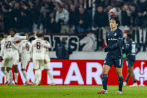 Ayase Ueda baalt na de goal van VfB Stuttgart