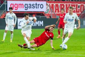 Kristian Hlynsson maakt een overtreding tegen Telstar