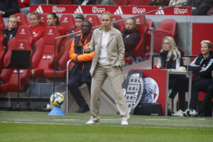 Anouk Bruil langs de lijn in de Johan Cruijff ArenA
