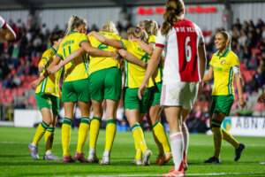 Hammarby viert feest na een goal tegen Ajax Vrouwen