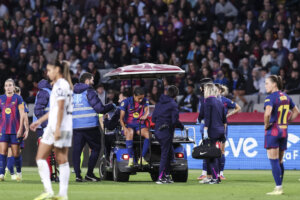 Esmee Brugts moet geblesseerd van het veld bij FC Barcelona - Real Madrid