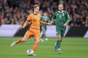 Frenkie de Jong in actie tegen Litouwen