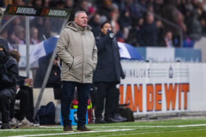 Ron Jans langs de lijn tegen Telstar