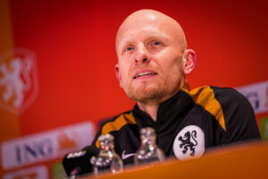 Arjan Veurink op een persconferentie