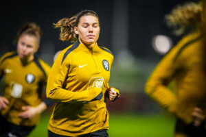 Lynn Groenewegen op het trainingsveld van de OranjeLeeuwinnen