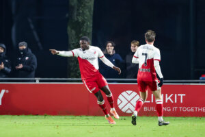 Noah Ohio juicht na zijn goal voor Jong FC Utrecht