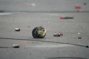 Resten vuurwerk na Ajax - FC Groningen