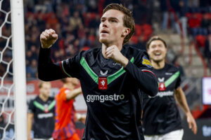 Daan Rots scoort tegen Schalke 04