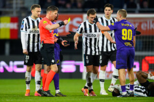 Danny Makkelie geeft Lewis Holtby geel