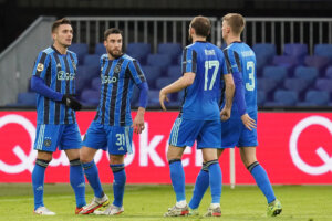 Dusan Tadic, Nicolas Tagliafico, Daley Blind en Perr Schuurs overleggen