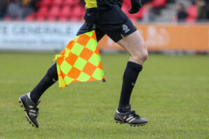 Een assistent-scheidsrechter met vlag