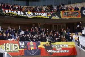 Go Ahead Eagles fans op de tribune in Nice