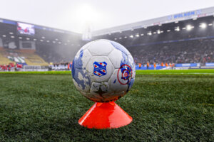 Een bal met het logo van SC Heerenveen in het Abe Lenstra Stadion