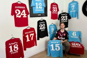 Nick Jansen met zijn FC Twente-shirts