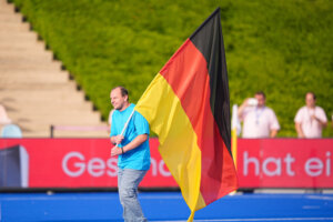 Iemand draagt de Duitse vlag