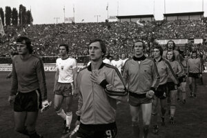 Johan Cruijff gevolgd door Jan van Beveren in het Nederlands elftal