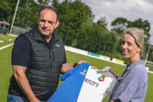 Leon Annokkée en Marieke Visser vieren de nieuwe samenwerking tussen HERA United en Telstar met een speciaal ontworpen T-shirt