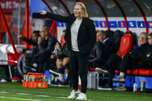 Corina Dekker langs de lijn in De Grolsch Veste