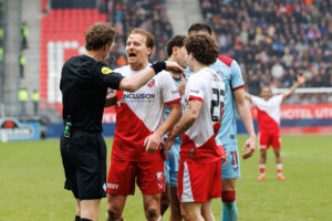 Martin van de Kerkhof praat met Miguel Rodriguez en Dani de Wit