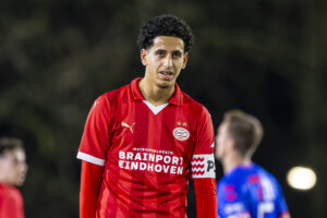 Mohamed Nassoh als aanvoerder van Jong PSV