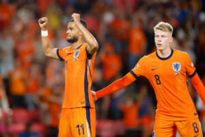 Cody Gakpo en Jerdy Schouten namens Oranje in het Philips Stadion