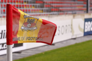 Het logo van Go Ahead Eagles op een cornervlag