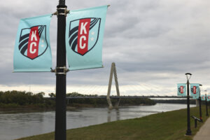 Het logo van Kansas City Current op banners