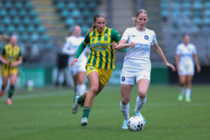 Floortje Bol (ADO Den Haag) en Tess Tiebie (HERA United)