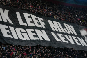 Ik Leef Mijn Eigen Leven, spanddoek voor de overleden Tum