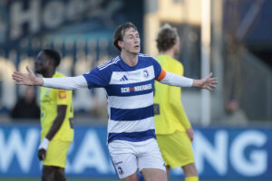 Floris van der Linden juicht na een treffer