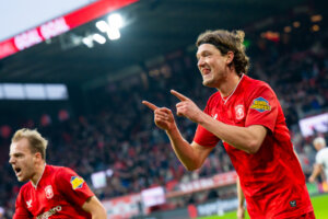 Sam Lammers viert een doelpunt tegen Go Ahead Eagles