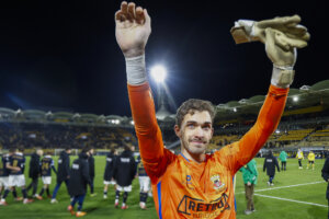 Jari De Busser juicht na de strafschoppenserie tegen Roda JC