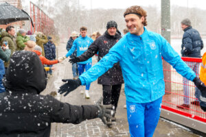 Sam Lammers meldt zich op het trainingsveld van FC Twente