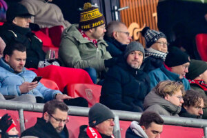 Erik ten Hag met muts in De Grolsch Veste