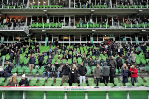 Een half leeg stadion bij FC Groningen