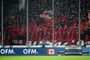 FC Twente-supporters in het uitvak bij FC Utrecht