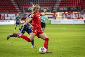 Liv Pennock (FC Twente) schiet raak tegen Ajax