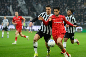 Alec Van Hoorenbeeck in duel met Ricky van Wolfswinkel