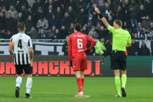 Ramiz Zerrouki krijgt de rode kaart tegen Heracles Almelo