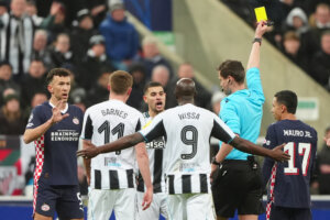 Bruno Guimarães ontsnapte met geel tegen PSV