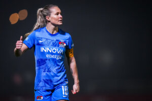 Desiree van Lunteren (AZ) steekt haar duim op