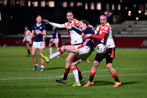 Laura Strik wordt aangepakt door Victoria 'Tori' DellaPeruta en Talia DellaPeruta