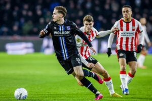 Ringo Meerveld aan de bal tegen PSV, Til en Dest kijken toe