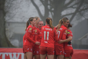 FC Twente viert het tweede doelpunt tegen AZ