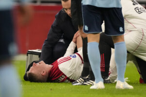 Oleksandr Zinchenko ligt geblesseerd op het veld