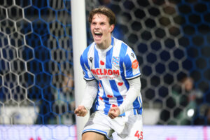 Oliver Braude viert een goal