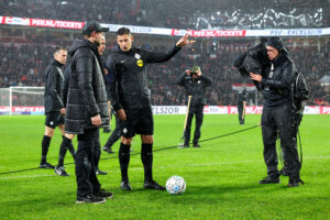 Scheidsrechter Jeroen Manschot in het Philips Stadion
